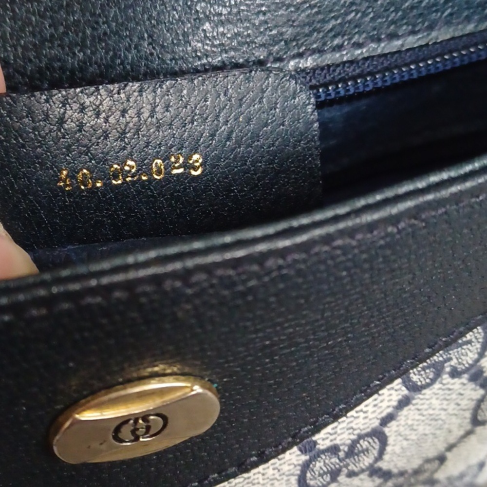 Vintage Gucci Signature Crossbody - Picture 16 of 16